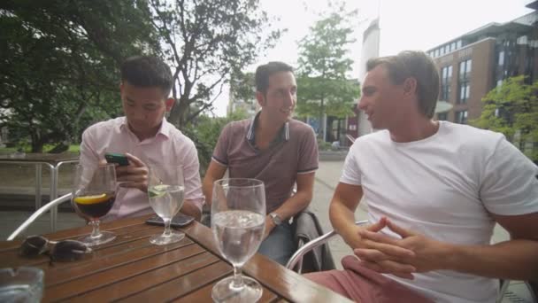 Amigos disfrutando de bebidas en la cafetería — Vídeo de stock