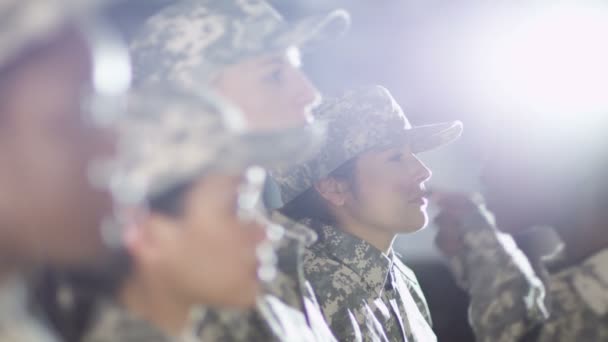 Female soldiers standing to attention — Stock Video