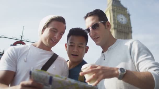 Друзья смотрят на карту Лондона — стоковое видео
