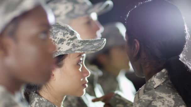 Kvinnliga soldater stående till uppmärksamhet — Stockvideo