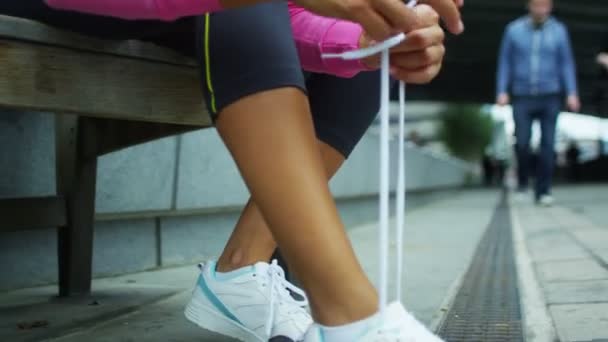 Woman ties her shoelaces — Stock Video