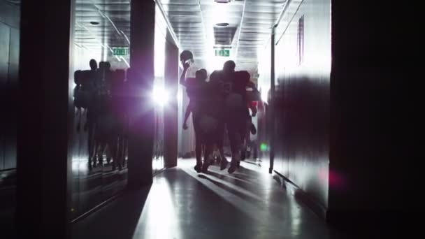 Equipa de futebol atravessa o túnel do estádio — Vídeo de Stock