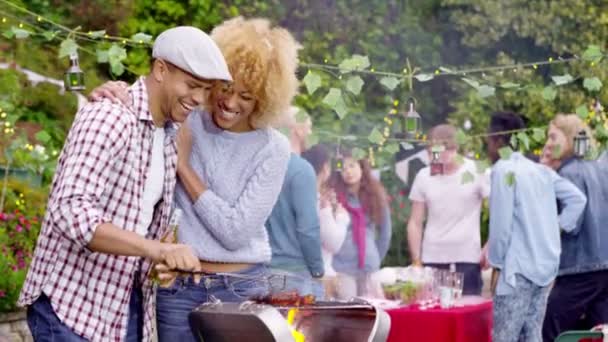Couple cuisine au barbecue — Video