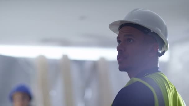 Worker at building site looks around — Stock Video