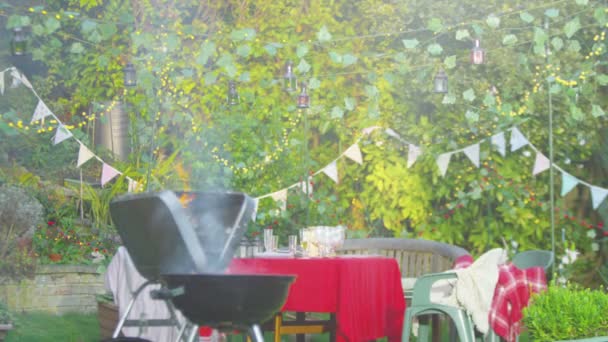 Scène de fête avec barbecue flamboyant — Video