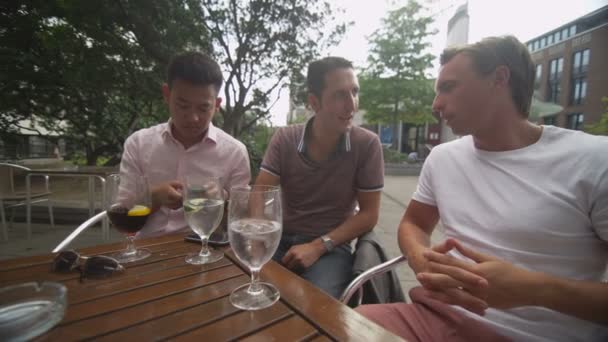 Amigos disfrutando de bebidas en la cafetería — Vídeo de stock