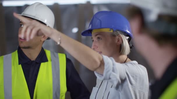 Ingeniero discutiendo temas con colegas — Vídeo de stock