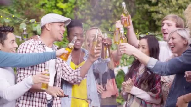 Friends raise beer bottles for a toast — Stock Video