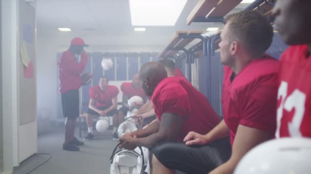 Entrenador dando una charla de equipo a los jugadores — Vídeos de Stock