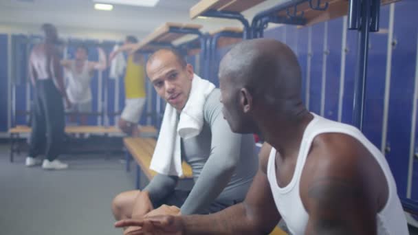 Jogadores de esportes conversando no vestiário — Vídeo de Stock