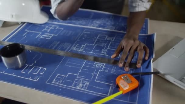 Architecte femme parlant au téléphone 