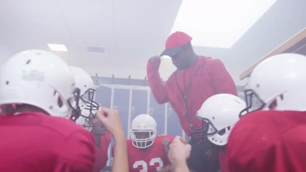 Treinador conversando com jogadores — Vídeo de Stock