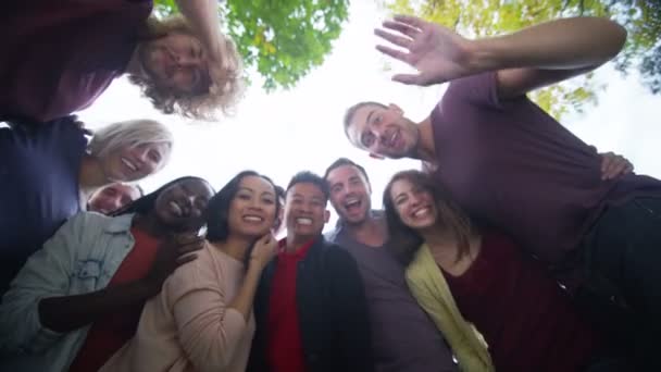 Amigos en entorno natural al aire libre — Vídeo de stock