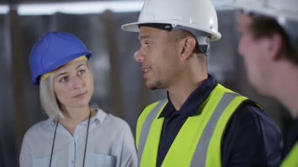 Ingenieur problemen bespreken met collega 's — Stockvideo