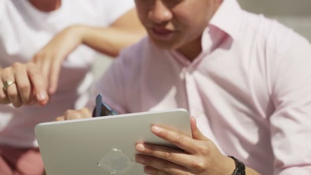 Mannelijke vrienden opknoping met een tablet-computer — Stockvideo