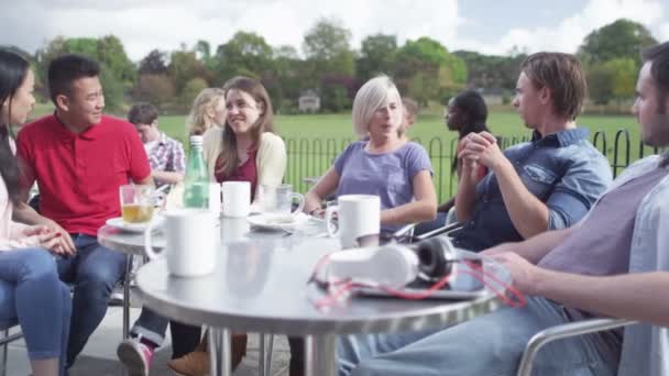 Amigos charlando en la cafetería al aire libre — Vídeos de Stock