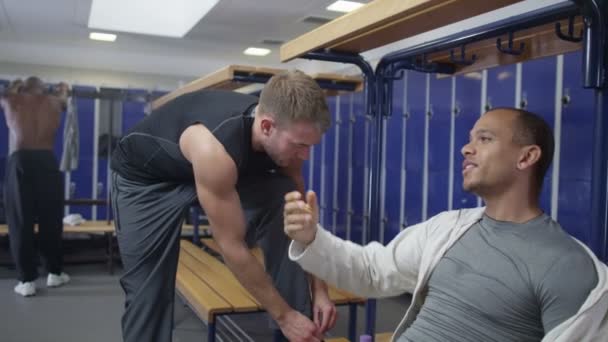 Jugadores deportivos charlando en el vestuario — Vídeo de stock