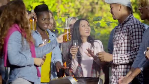 Vrienden verhogen bierflesjes voor een toast — Stockvideo