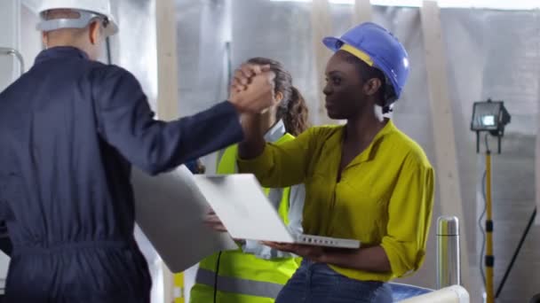 Architecte accueille collègue avec un haut cinq — Video