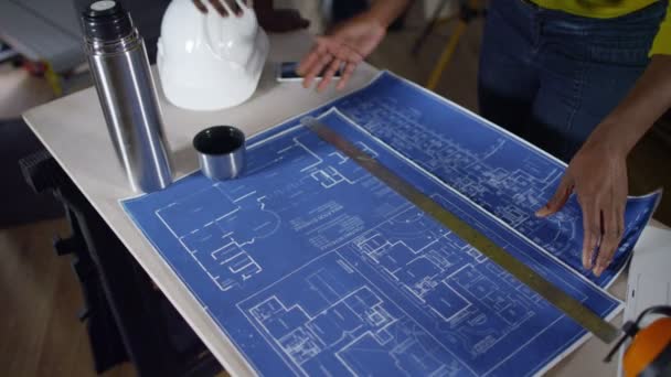 architecte dans la planification d'une réunion avec un client 