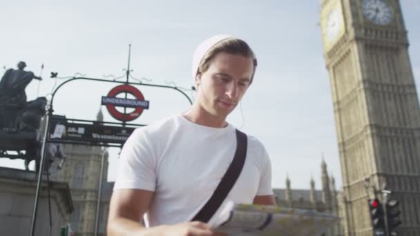 Férfi keres London Térkép — Stock videók