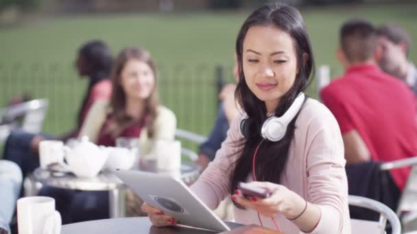 Mulher usando tecnologia — Vídeo de Stock