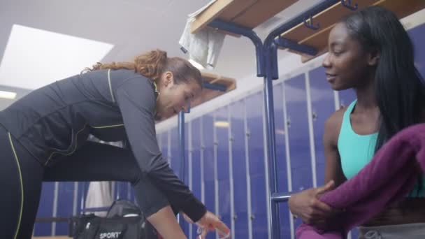 Women chat in ladies' locker room — Stock Video