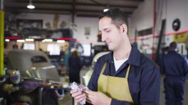  gülümseyen makinist garaj atölye