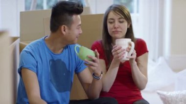 Çift bir kahve kutuları açma mola