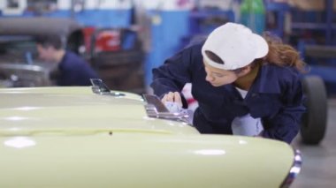  mekanik otomobilin karoser silme