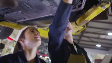 bir araba altında çalışma mekaniği