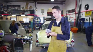  gülümseyen makinist garaj atölye