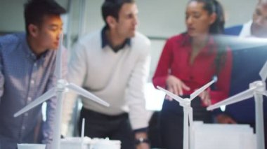 Enerji geliştirme üzerinde çalışan mimarlar 