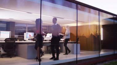 Tasarımcılar ofiste el sallamak