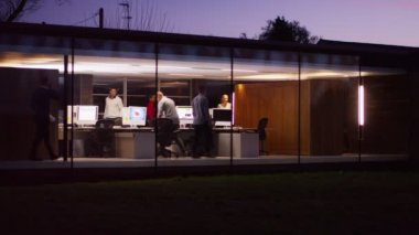 Ofiste çalışan iş ekibi.