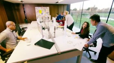 Ofiste çalışan iş ekibi.