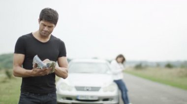 aşağı kırık bir araba ile kayıp adam 