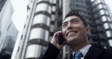 İş adamı cep telefonuyla konuşuyor.