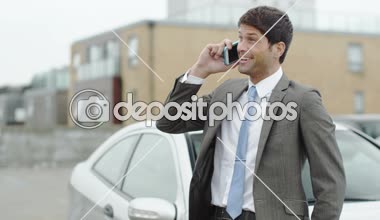 telefon kullanarak iş adamı