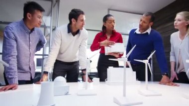 Enerji geliştirme üzerinde çalışan mimarlar 