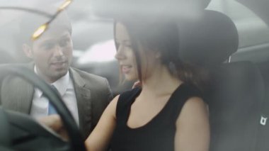 yeni bir araba kadın görünüyor