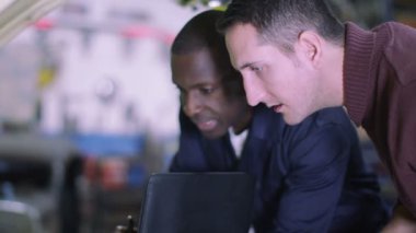 Makinist garajında müşteriye söz