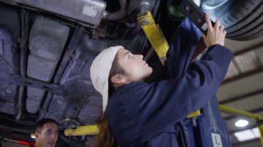 bir araba altında çalışma mekaniği 