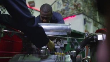  bir araba motor çalışan mekaniği