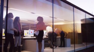 Tasarımcılar ofiste el sallamak