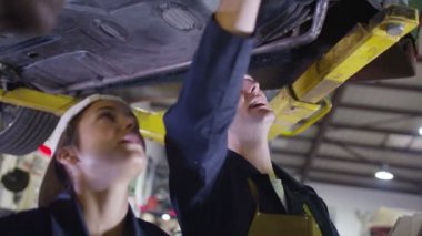 bir araba altında çalışma mekaniği 