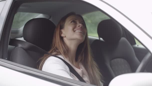 Menina admirando seu novo carro — Vídeo de Stock