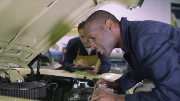 Mecánica de control sobre el motor del coche — Vídeos de Stock