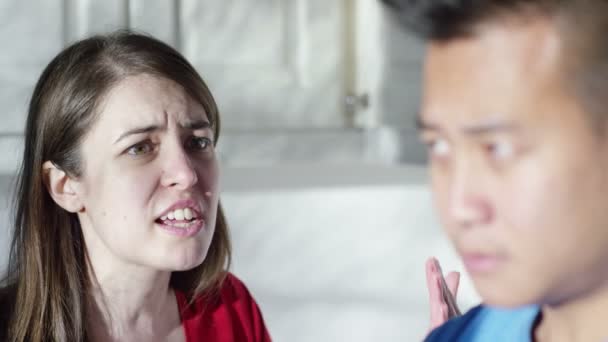 Pasangan memiliki percakapan emosional — Stok Video