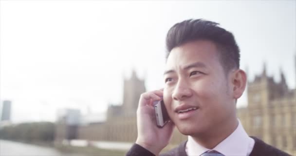 Geschäftsmann telefoniert mit dem Handy — Stockvideo